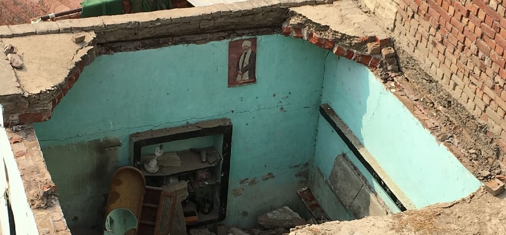 Suddenly the roof of the house collapsed, narrowly avoided a poor family