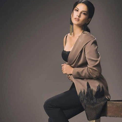 sunny leone share her pool video