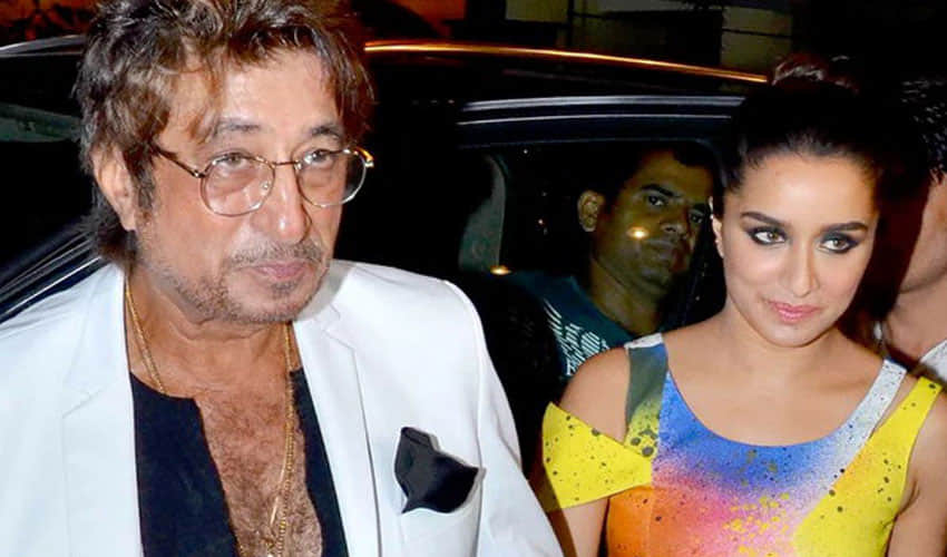 shraddha kapoor hugs a stalker
