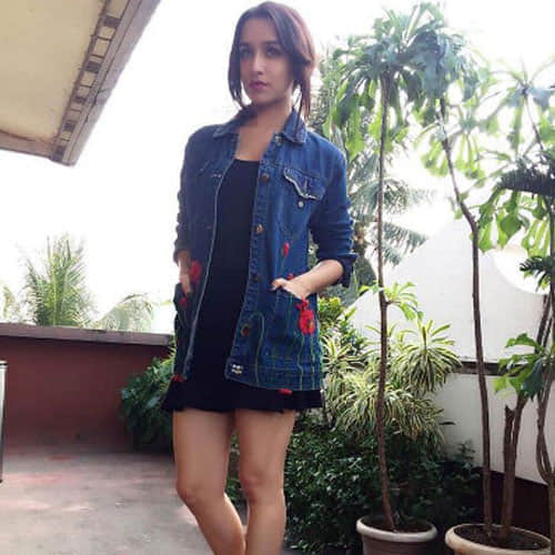 shraddha kapoor hugs a stalker