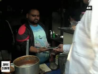 tea vendor accepts online payments in delhi in support of note ban 