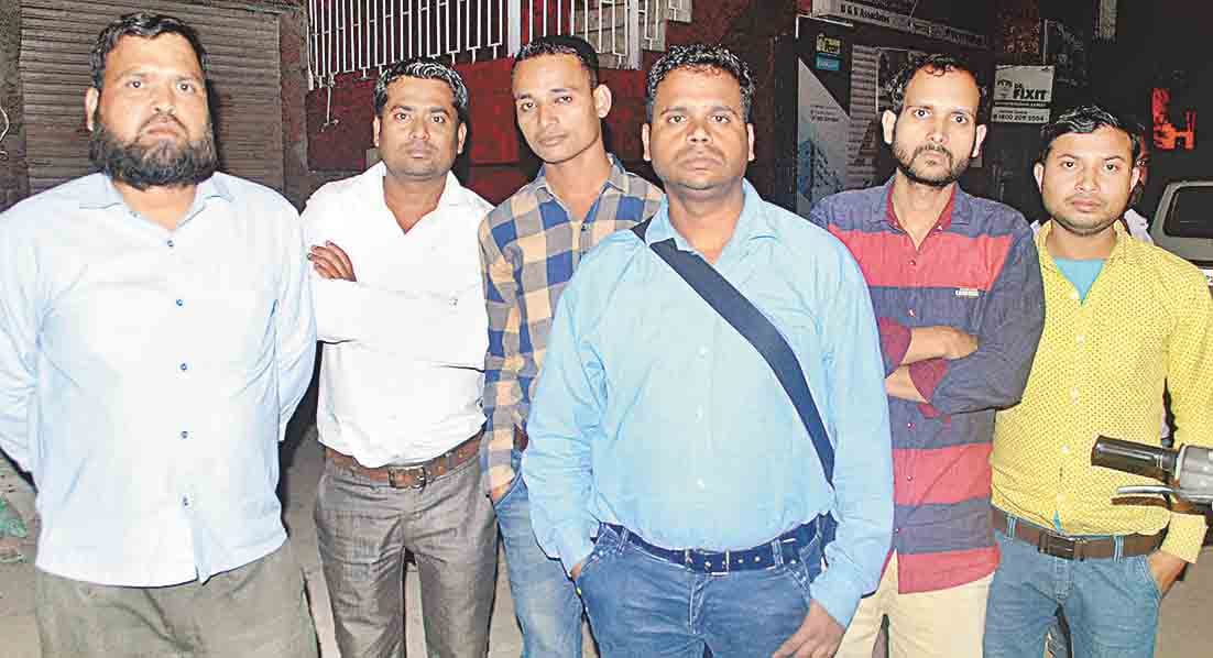 robbed of 10 million old notes to bareilly brocade businessman