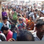 एटीएम से पैसा निकालने के  लिए लगी भीड़।