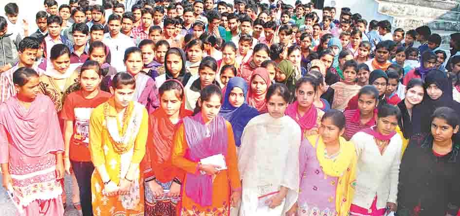 student in atul maheshwari scholarship examination in rampur
