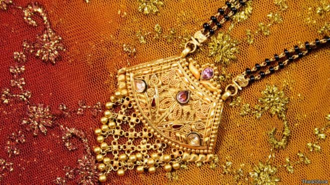 currency ban:  wife get husband deadbody by selling the Daughter mangalsutra and kundal