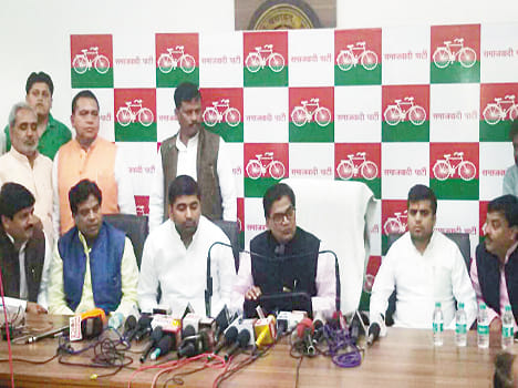 Suspended discussions on the return of the leaders
