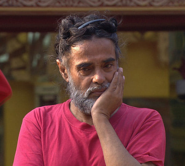 BIGG BOSS: Manu Punjabi hits at Swami Om Ji for Mona Lisa