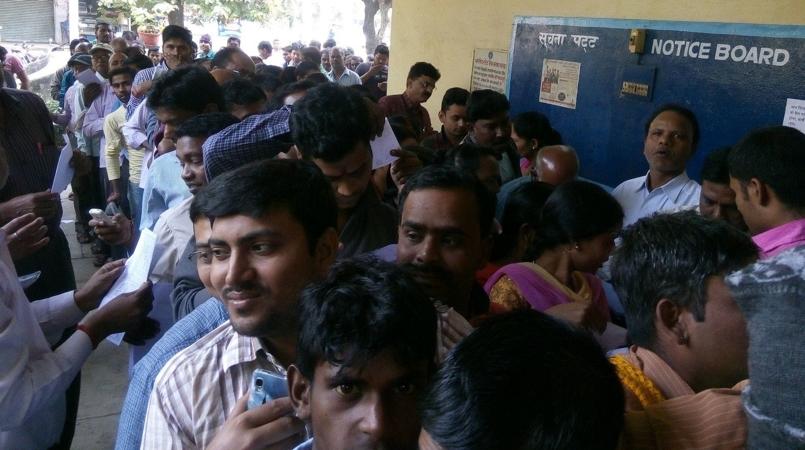 people can change 500 and 1000 rupee old note by using many tricks