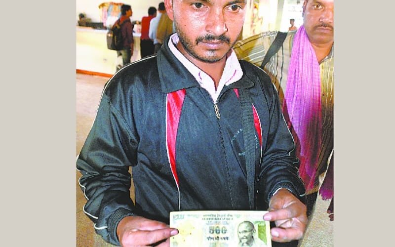 checking squad snached 100 rs notes frm conducter