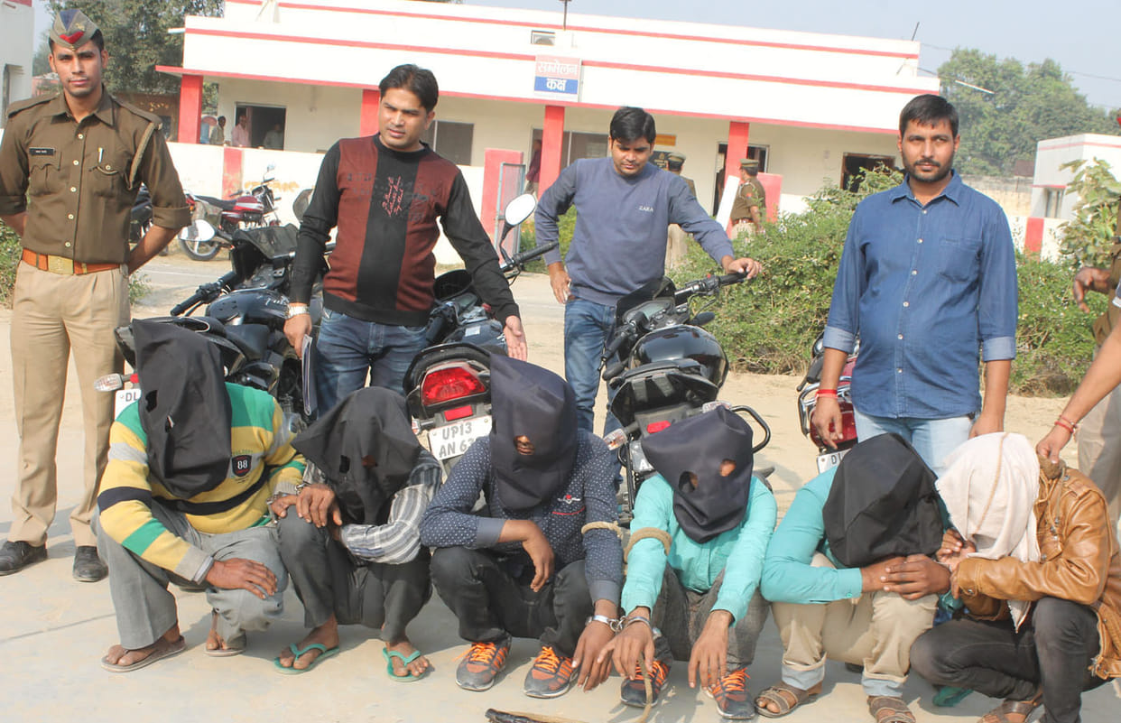 Five robbers opened 10 stations robbed