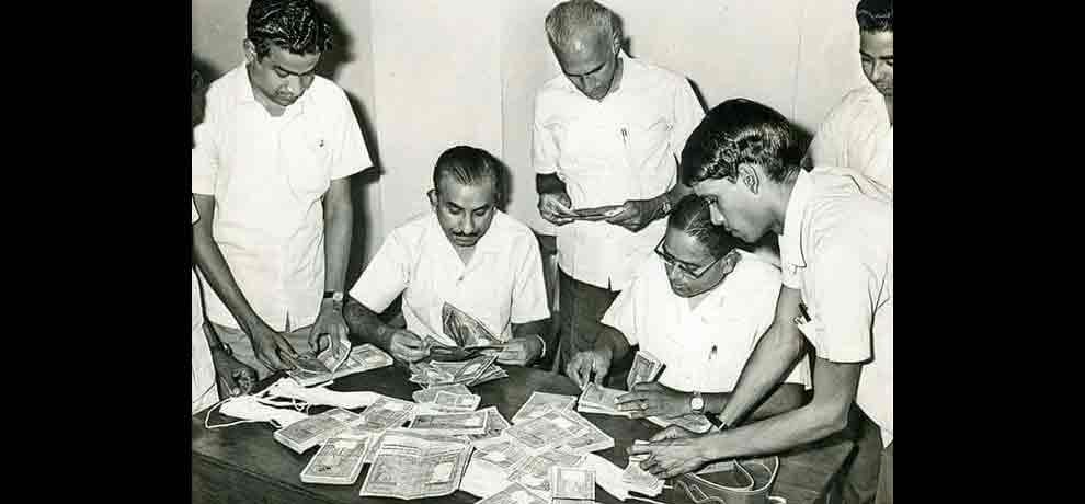  demonetization in 1978 and long ques outside banks