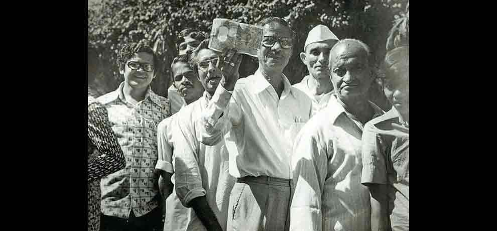  demonetization in 1978 and long ques outside banks