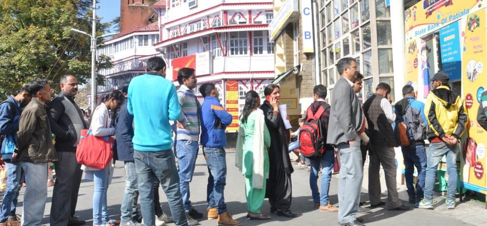 Demonetization in india, Long queues outside banks and ATMs