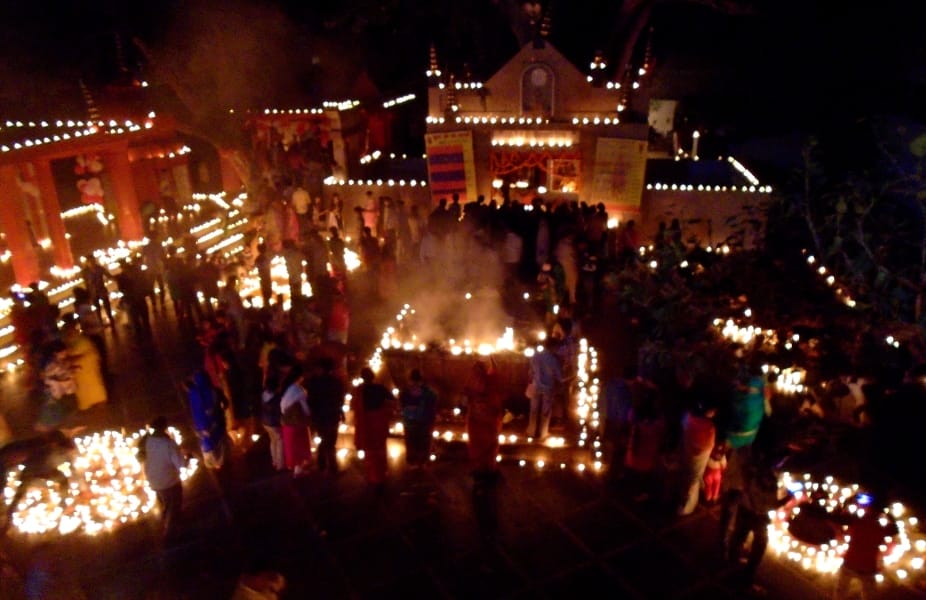 dev deepaavalee par jagamag hue mandir