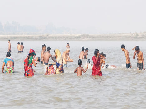 Thousands of devotees took a dip in the Ganga on Kartik Purnima