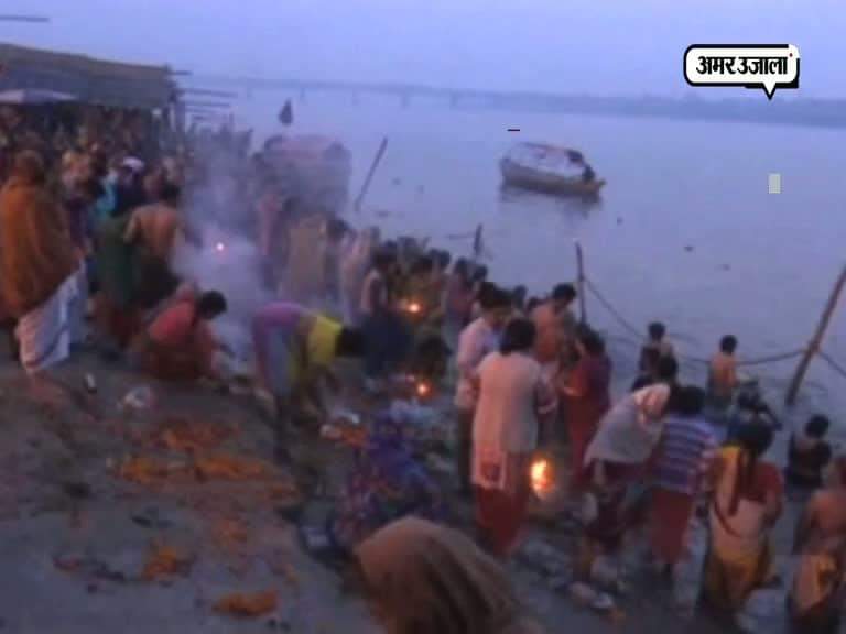 श्रद्धालुओं ने लगाई गंगा में डुबकी 