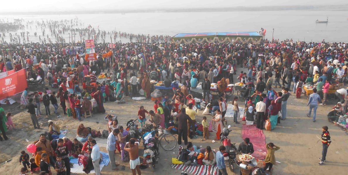 ganga maiya ke jayakaaron se goonje ghaat aur mandir
