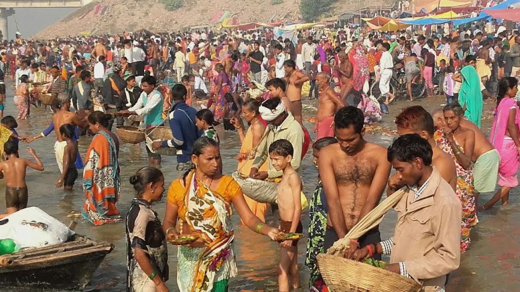Devotees of faith caused by the plunge 