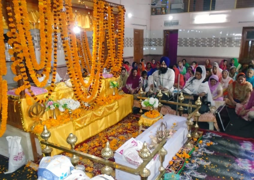 sataguru naanak pragatya, mitee dhundh jab chaanan hoya