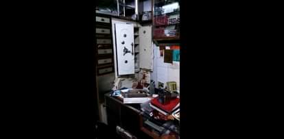 Criminals looted  over gun point in baghpat