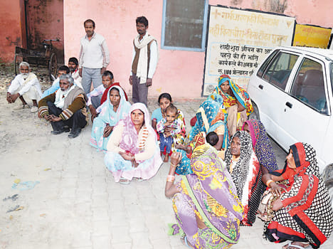 Upturned tractor-trolley carrying pilgrims, killing four