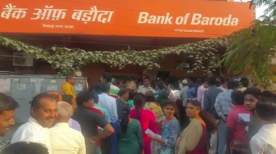 नोट बंदी के लिए लंबी कतारें