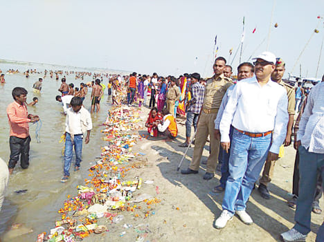 The dip in the Ganga faith, drew a crowd of devotees
