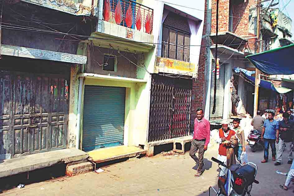 chhape ki afwah se dukanen band