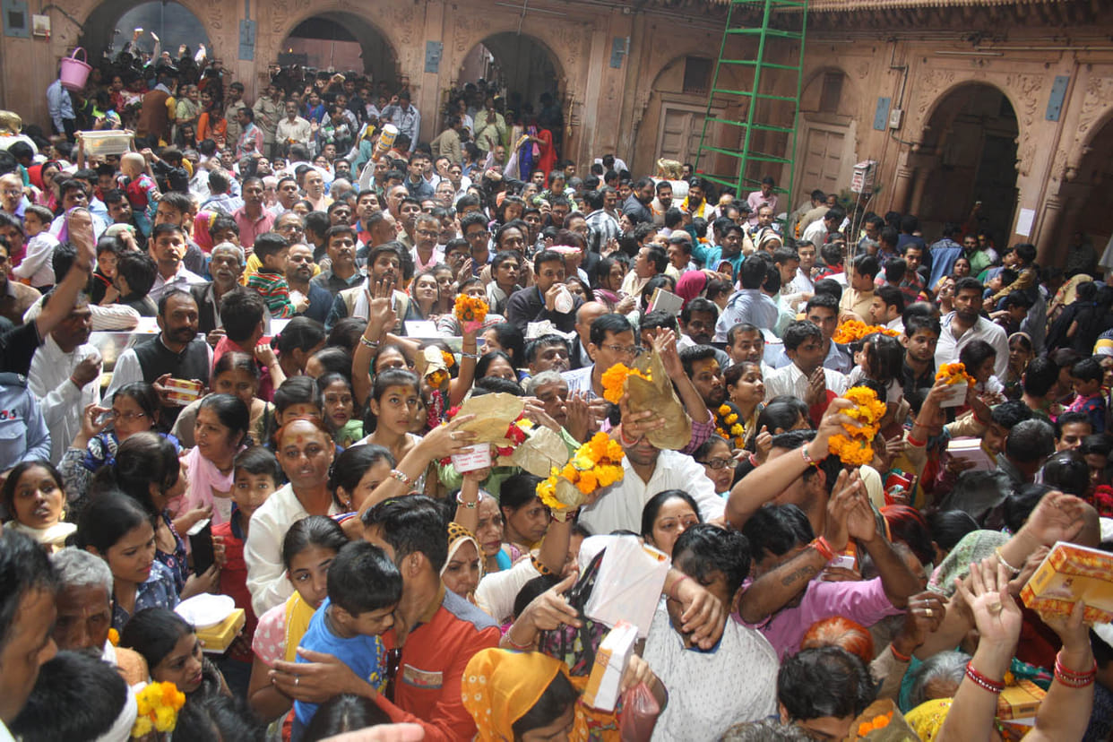 To see the Takurji crowds thronging 
