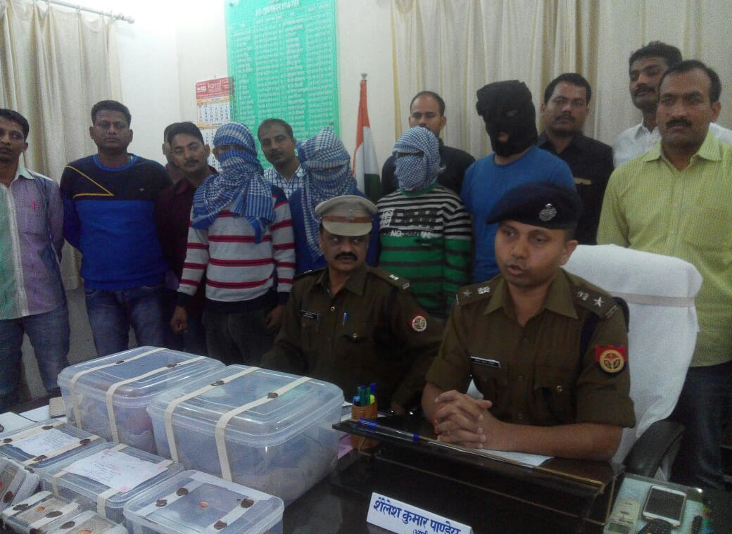 'Uniform' Antrgnpdiy robbers boarded the police handle