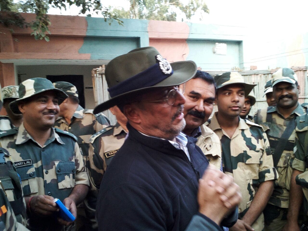 nana patekar reached on border post of bsf to encourage the jawans