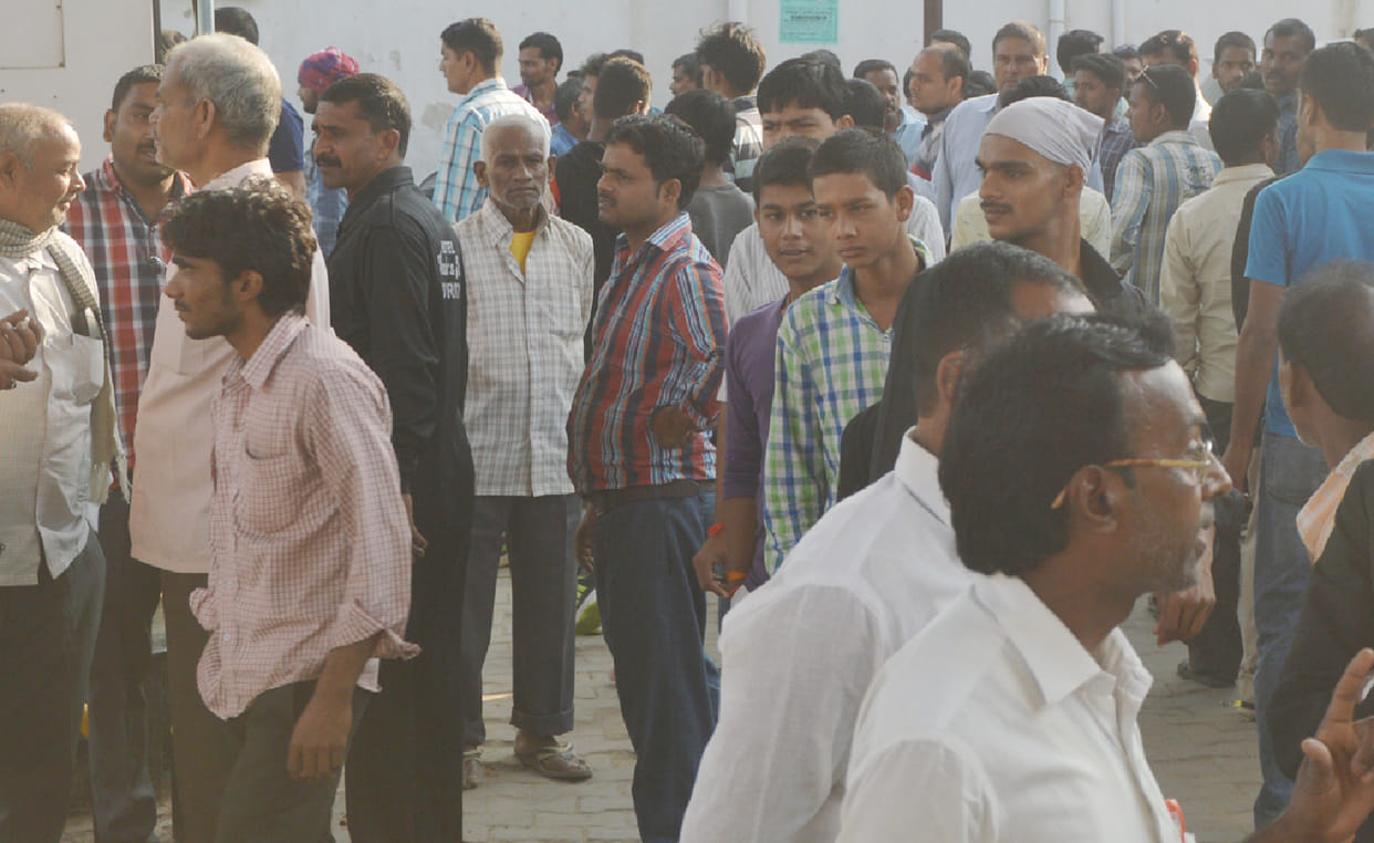 Give change from beaten petrolpump personnel Dudhakr