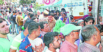 Deposits in banks hold on to the old notes