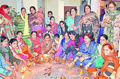 mandir mein kiya deepdaan