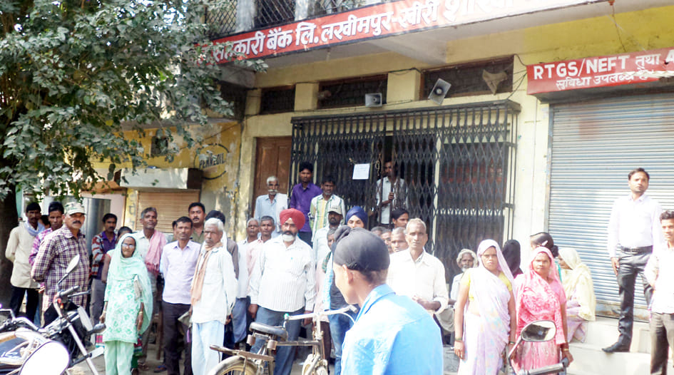 Open bank then descended people around did not trouble