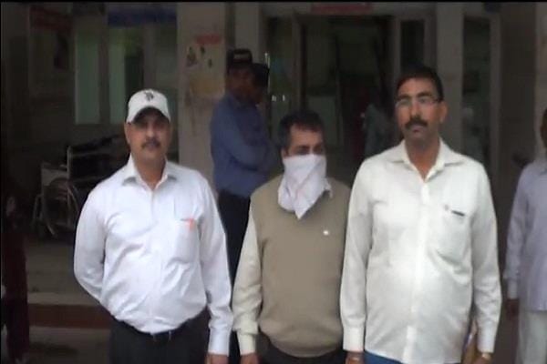 government official arrest with new notes while taking bribe