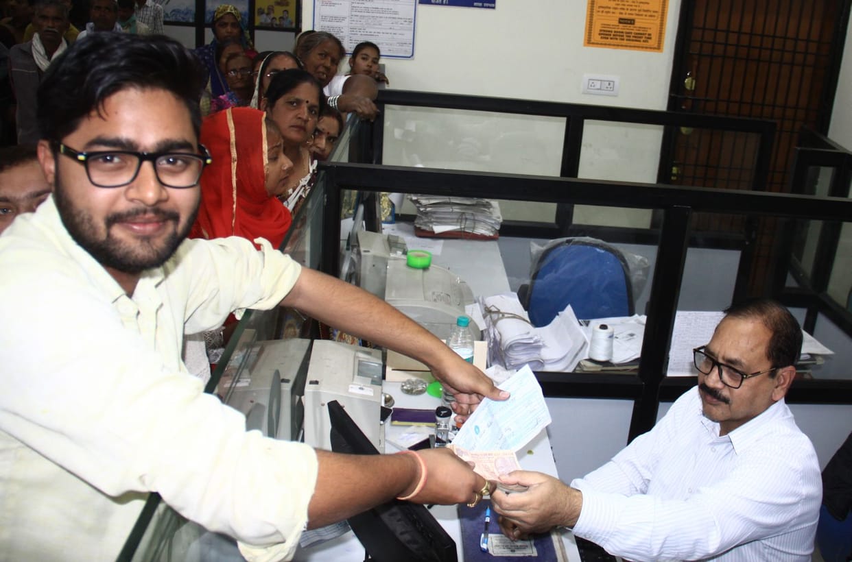 abhishek deposited small notes