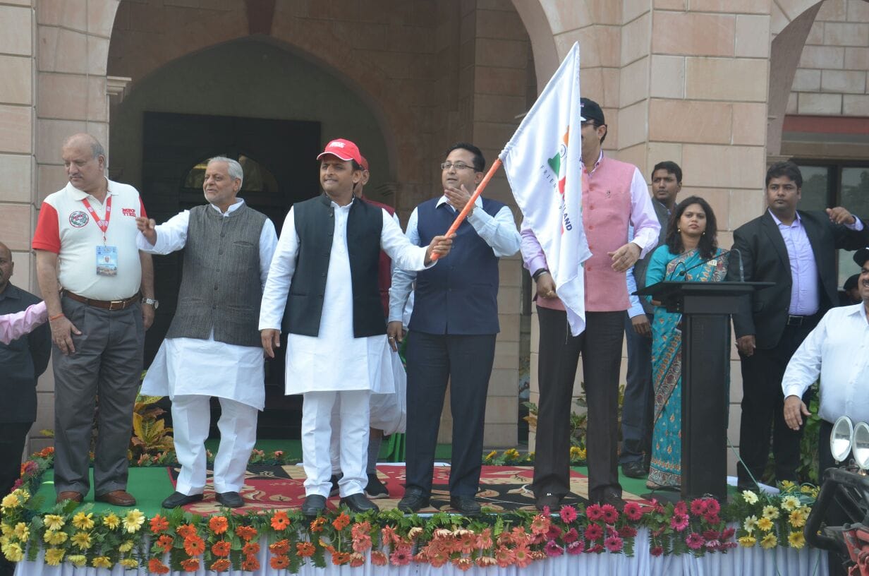 cm akhilesh flags off friendship motor car rally