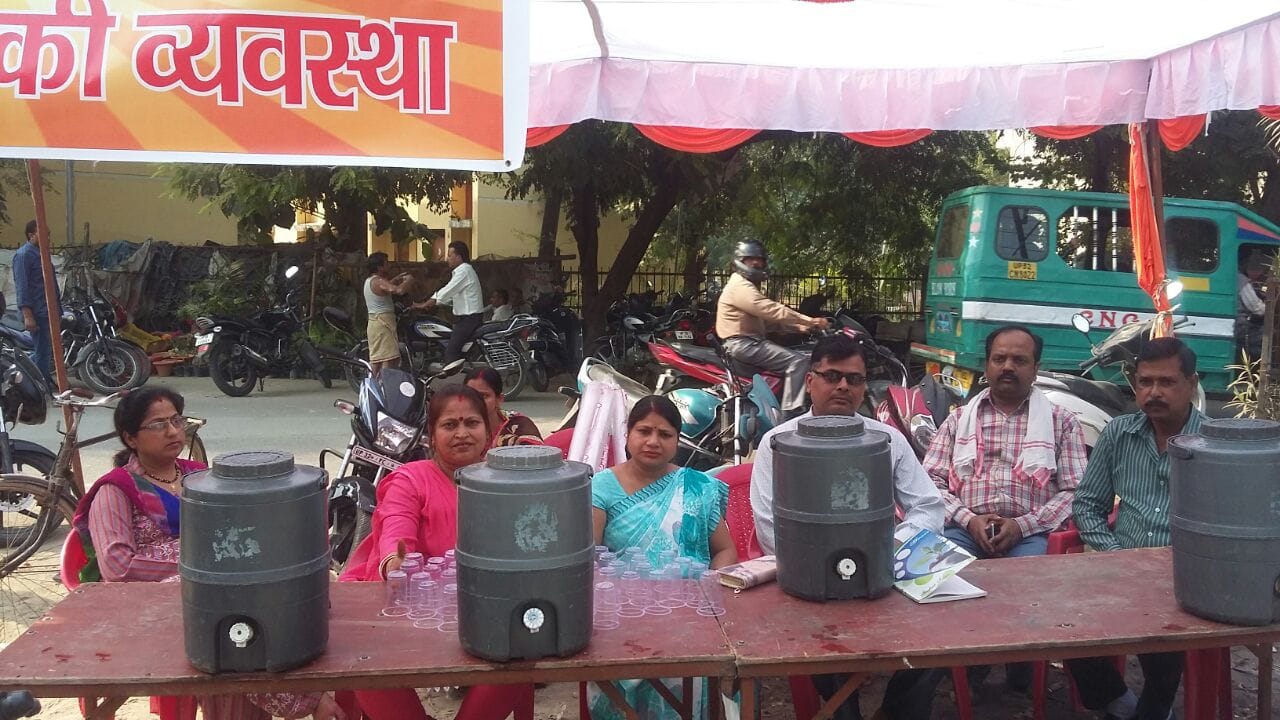tea and snacks distribution to people outside banks
