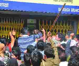 Crowd uncontrolled for cash