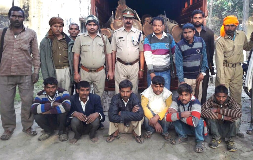 DCM full of teak forest department seized, four arrested