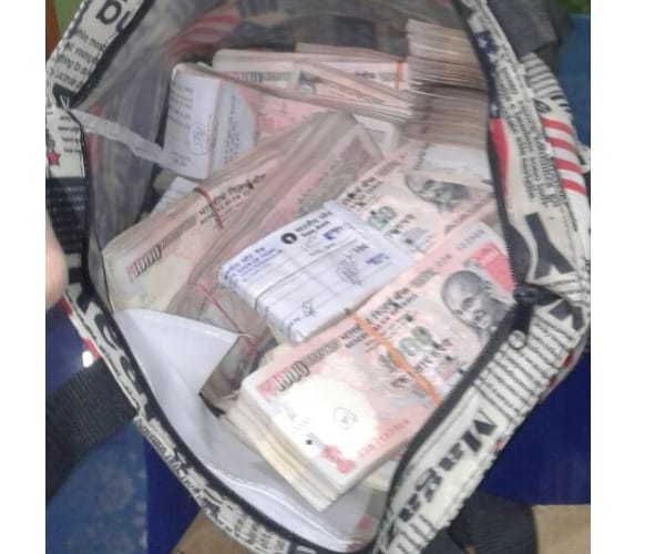 Police caught a doctor with black money in Lucknow.