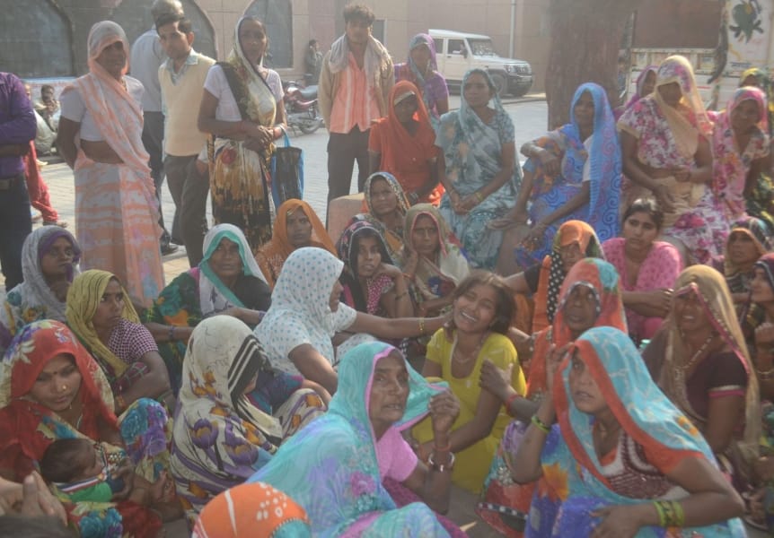 athiya mein taabadatod phaayaring, mahila kee maut