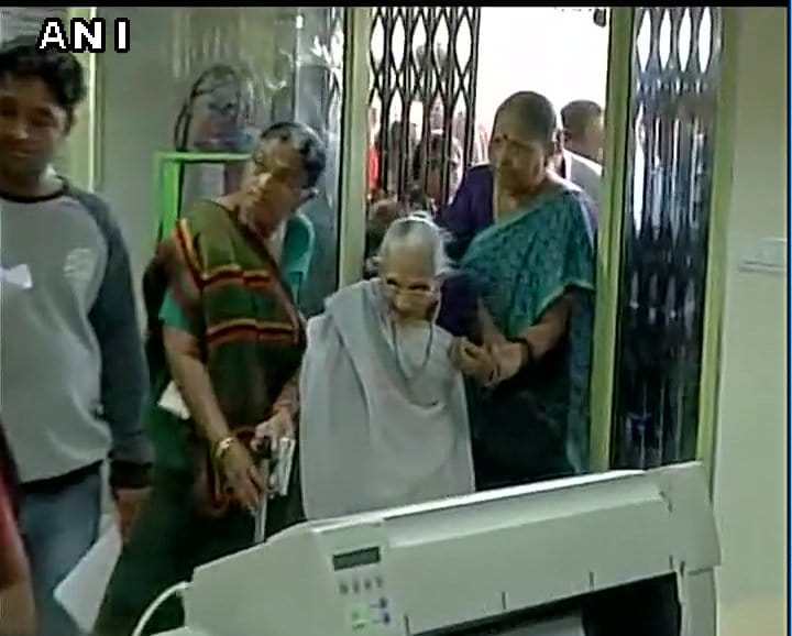 Demonetization: kejriwal attacks pm on his mother heeraben modi being queued up for money exchange