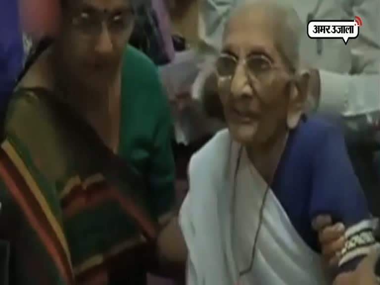 नोट बदलवाने पहुंची पीए की मां 