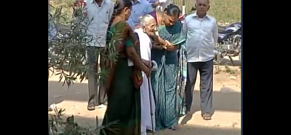 Demonetization: kejriwal attacks pm on his mother heeraben modi being queued up for money exchange