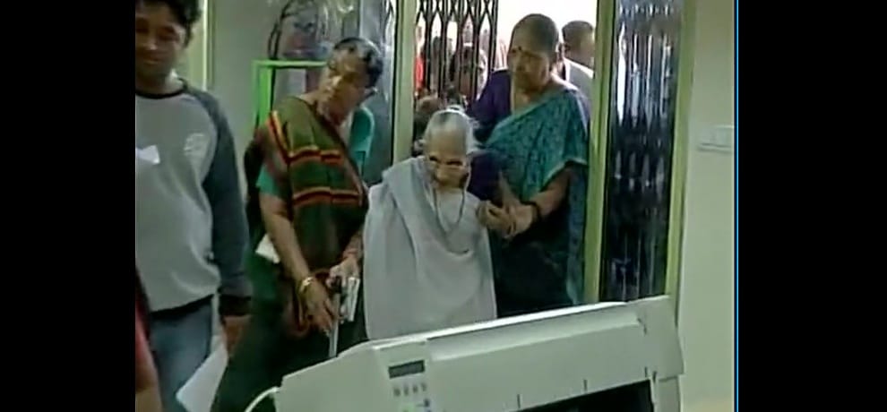 Demonetization: kejriwal attacks pm on his mother heeraben modi being queued up for money exchange