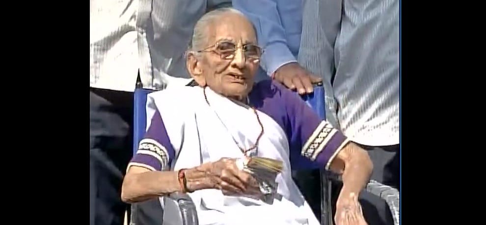 Demonetization: kejriwal attacks pm on his mother heeraben modi being queued up for money exchange
