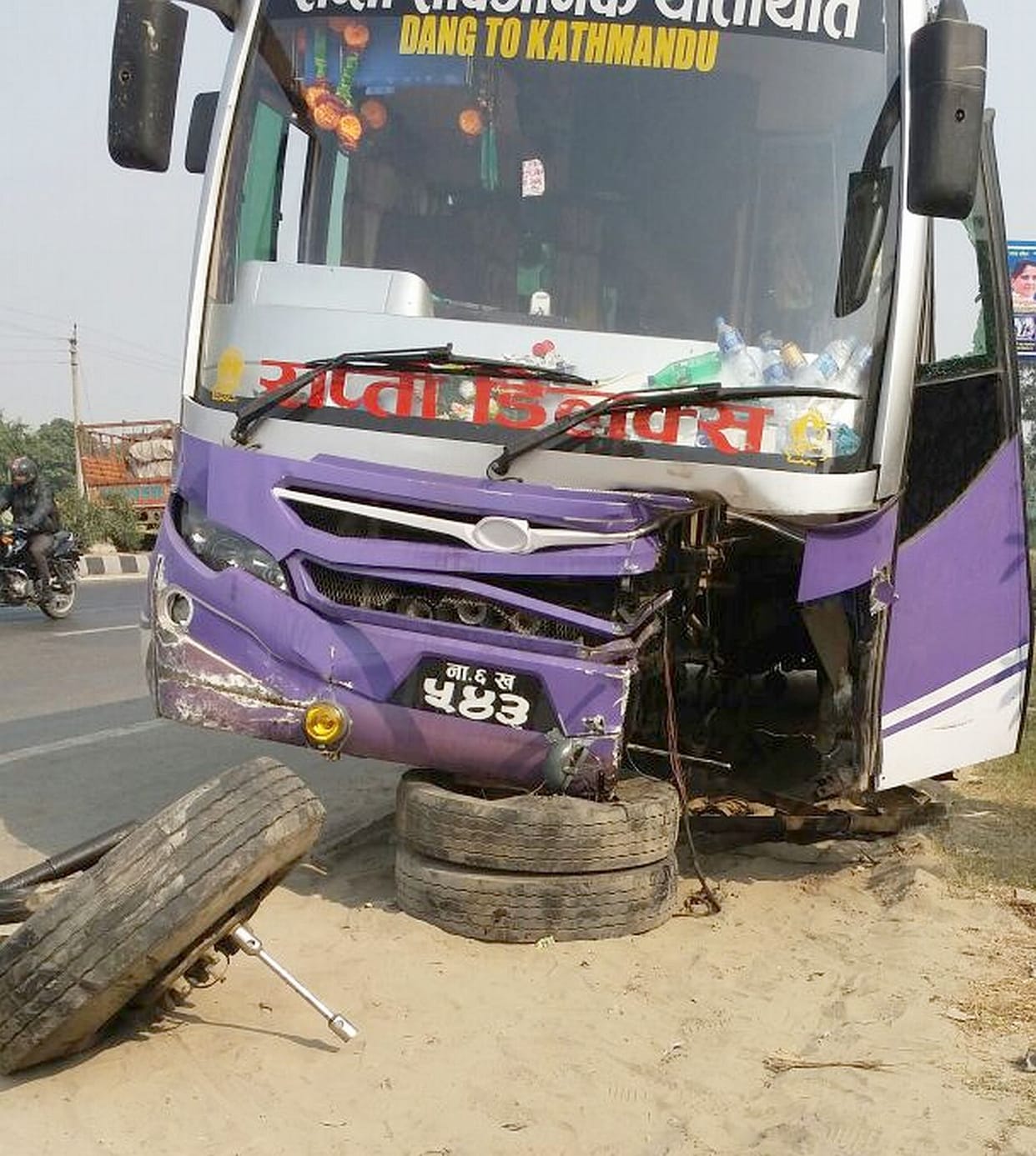 Dividers mounted bus, major disaster averted