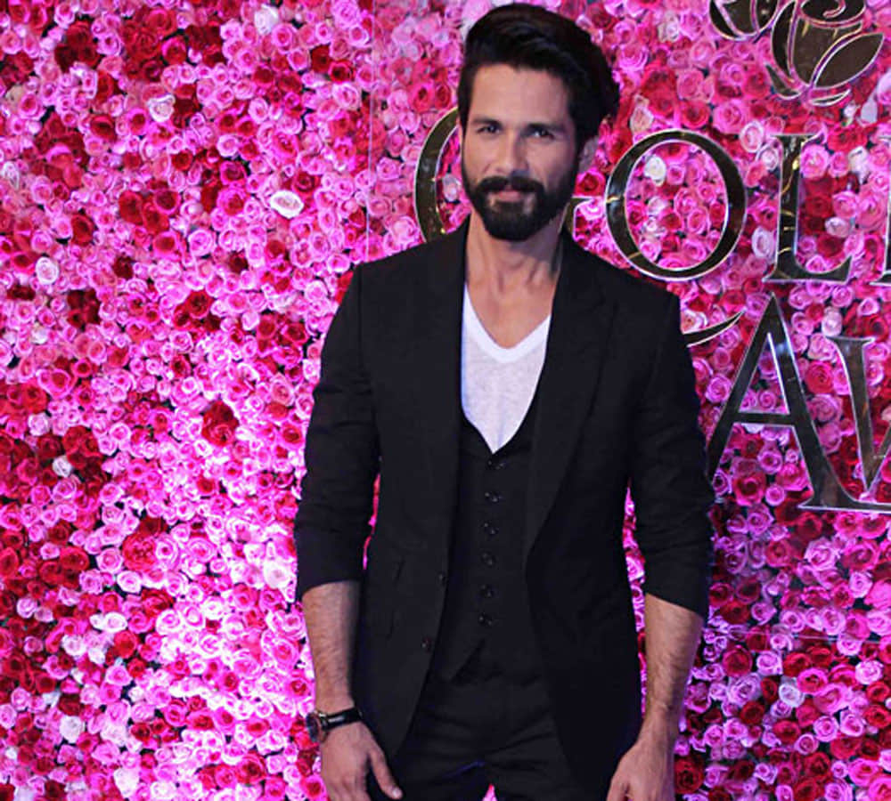 shahid kapoor and kareena kapoor khan hug each other